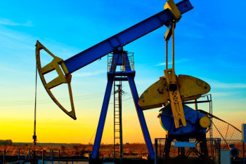 Фотография к новости: Цены на нефть снижаются на фоне данных о сокращении добычи в США