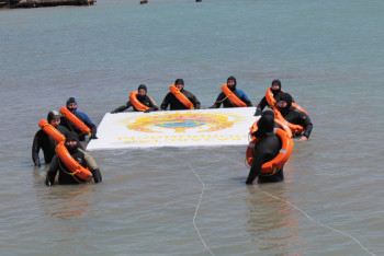 Фотография к новости: На водной глади Каспия провели флешмоб в честь 25-летия казахстанской полиции