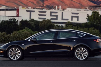 Фотография к новости: Представлена новая модель электромобиля Tesla