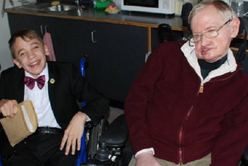 Фотография к новости: Казахстанский школьник-гений встретился со Стивеном Хокингом