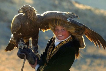 Фотография к новости: Казахская девочка-беркутчи из Монголии Айшолпан Нургайып получила престижную премию 