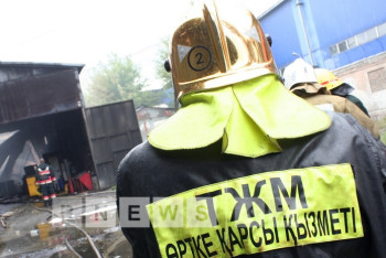 Фотография к новости: Детей и инвалидов спасли из горящей многоэтажки в Караганде