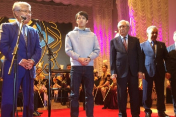 Фотография к новости: Арыстанбек Мухамедиулы поблагодарил родителей Димаша за его талант