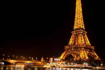 Фотография к новости: Сегодня в полночь в Париже погасят подсветку Эйфелевой башни