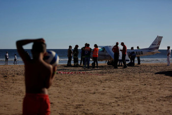 Фотография к новости:  В Португалии самолёт насмерть сбил двух человек на пляже 