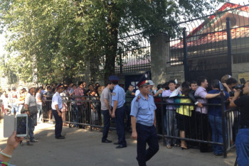 Фотография к новости: Сотни казахстанцев неделями не могут попасть в консульство Китая в Алматы