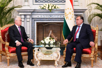 Фотография к новости: Бейбут Атамкулов встретился с Эмомали Рахмоном