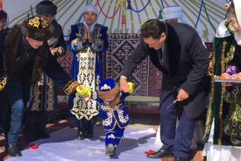 Фотография к новости: Аким Павлодарской области провел обряд «Тұсау кесер»