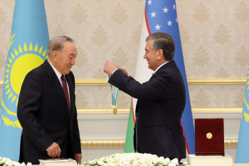 Фотография к новости: Назарбаеву в Ташкенте вручили орден и его книгу на узбекском языке