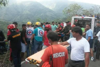 Фотография к новости: На Филиппинах автобус рухнул в ущелье: десятки погибших 