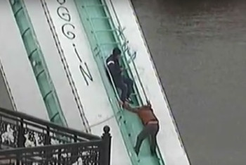 Фотография к новости: Троих подростков сняли с арки моста в Астане