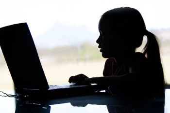 Фотография к новости: Родителей предлагают наказывать за просмотр детьми агрессивного контента в Интернете