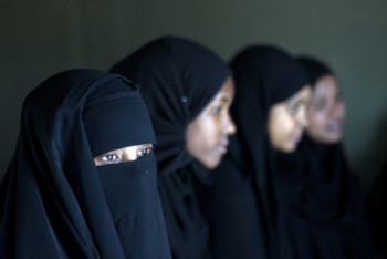 Фотография к новости: В Саудовской Аравии религиозная полиция разыскивают девушку в мини-юбке