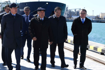 Фотография к новости: Президент РК ознакомился с работой Актауского морского северного терминала