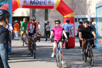 Фотография к новости:  В Алматы День знаний отметили массовым велопробегом