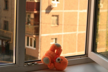 Фотография к новости: Двухлетняя девочка впала в кому после падания из окна детсада в Талдыкоргане 