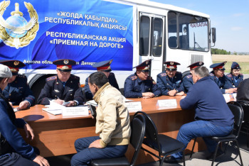 Фотография к новости: "Приёмную на дороге" акмолинские полицейские устроили на оживлённой трассе