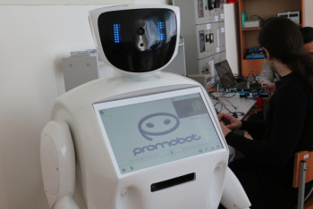 Фотография к новости: Костанайский робот Мехатроник заработал репутацию дамского угодника