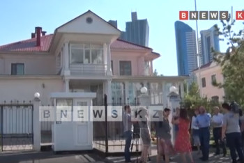 Фотография к новости: Родственники задержанных казахстанских студентов приехали за ответом в посольство Египта 