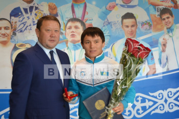 Фотография к новости: Чемпиону Азиатских игр Данияру Каленову подарили квартиру