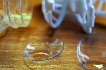 Фотография к новости: 67-летняя пенсионерка из Англии забыла снять 27 линз в своем глазу