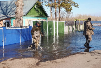Фотография к новости: В затопленном поселке Чкалово развернули передвижной пункт горячего питания