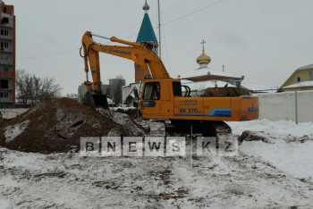 Фотография к новости: В Уральске возобновили работы на арене, где были найдены человеческие кости