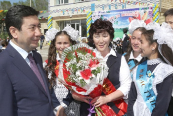 Фотография к новости: Ерлан Кошанов отправился на последний звонок в село