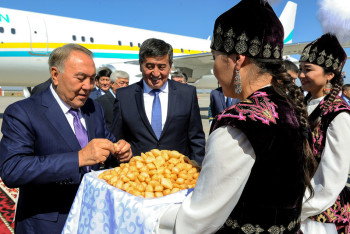 Фотография к новости: Назарбаев поздравил Жээнбекова с победой на выборах