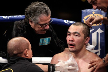 Фотография к новости: Казахстанский боксер Бейбут Шуменов попросил WBA лишить Дениса Лебедева титула