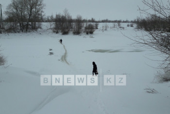 Фотография к новости: В ЗКО люди рискуют жизнью, перебираясь в город по тонкому льду