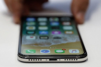 Фотография к новости: В чем преимущество iPhone X перед Android-смартфонами