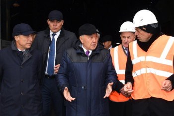 Фотография к новости: Президент РК ознакомился с работой завода по производству ферросплавов