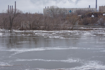 Фотография к новости: Талые воды затопили сергиопольские скважины, оставив темиртаусцев без воды