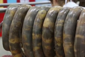 Фотография к новости: На столичном рынке «Шапагат» делают казы на глазах у покупателей