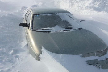 Фотография к новости: Спасатели продолжают эвакуировать людей с заснеженных трасс Восточного Казахстана (ФОТО)