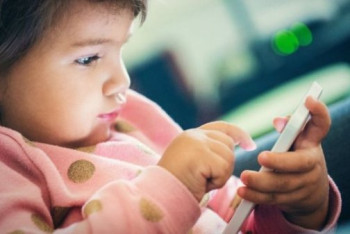 Фотография к новости: Ученые: Смартфоны отнимают у детей сон