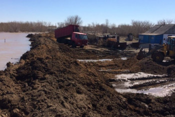 Фотография к новости: В Жаркаинском районе уровень воды на Ишиме поднялся выше критического