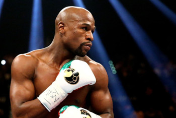 Фотография к новости: Фанаты окружили машину Мейвезера младшего и обвинили его в бегстве от Головкина