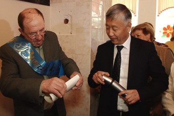 Фотография к новости: Темиртауские выпускники вскрыли хранившуюся 50 лет капсулу-послание