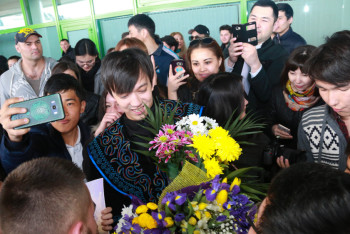 Фотография к новости: Восторженными овациями встретили Димаша Кудайбергенова в столичном аэропорту