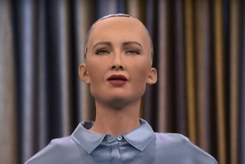 Фотография к новости: Робот София похвалила Назарбаева