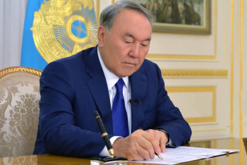 Фотография к новости: Нурсултан Назарбаев выразил соболезнования Ангеле Меркель в связи с кончиной Гельмута Коля