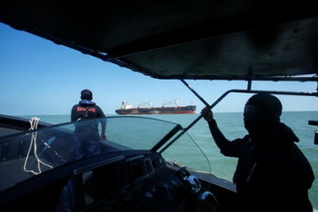 Фотография к новости: В Малайзии нашли пропавших туристов и затонувшее судно