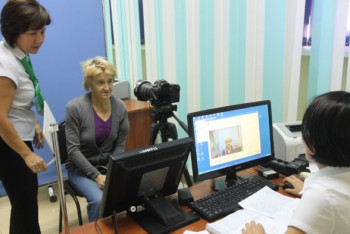 Фотография к новости: Жившей в лесу женщине сделали документы за счет ЦОНа в Уральске 