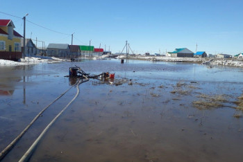 Фотография к новости: В ЗКО затоплены дороги и дворы в нескольких районах