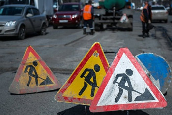 Фотография к новости: В Караганде мужчина самостоятельно залатал дыру на одной из центральных улиц  