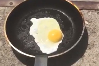 Фотография к новости: +40: в Атырау жарят яйца на раскаленной от солнца сковороде