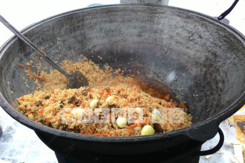 Фотография к новости: Более тысячи человек бесплатно накормили пловом в Астане