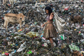 Фотография к новости: Фото девочки со свалки признали лучшим на международном конкурсе